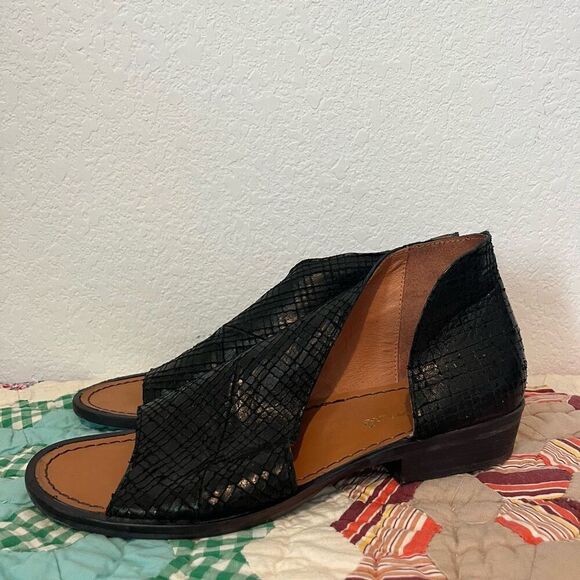 Free People Black Textured Leather Mont Blanc Flat Sandals Women's Size 39 8.5 - Picture 1 of 9